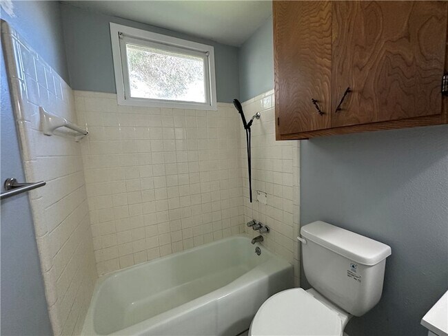 Building Photo - 117 Holly Dr