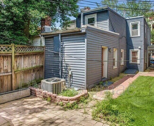 Building Photo - 729 10th St NE