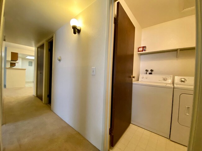 Building Photo - Charming 1 Bed 1 Bath Condo near Windsor L...