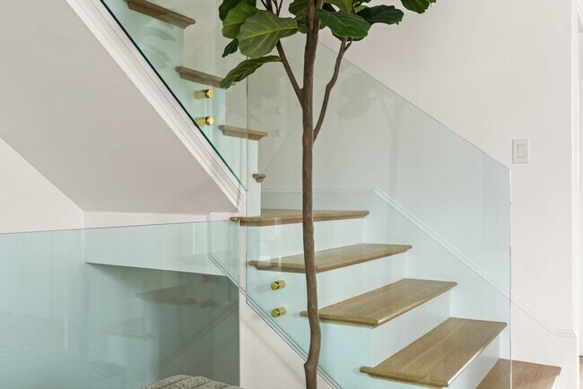 Building Photo - 100 Bennington St