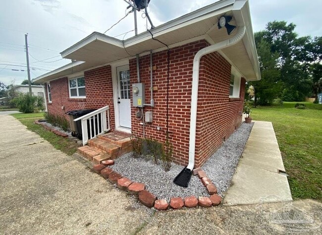 Building Photo - 814 W Gonzalez St