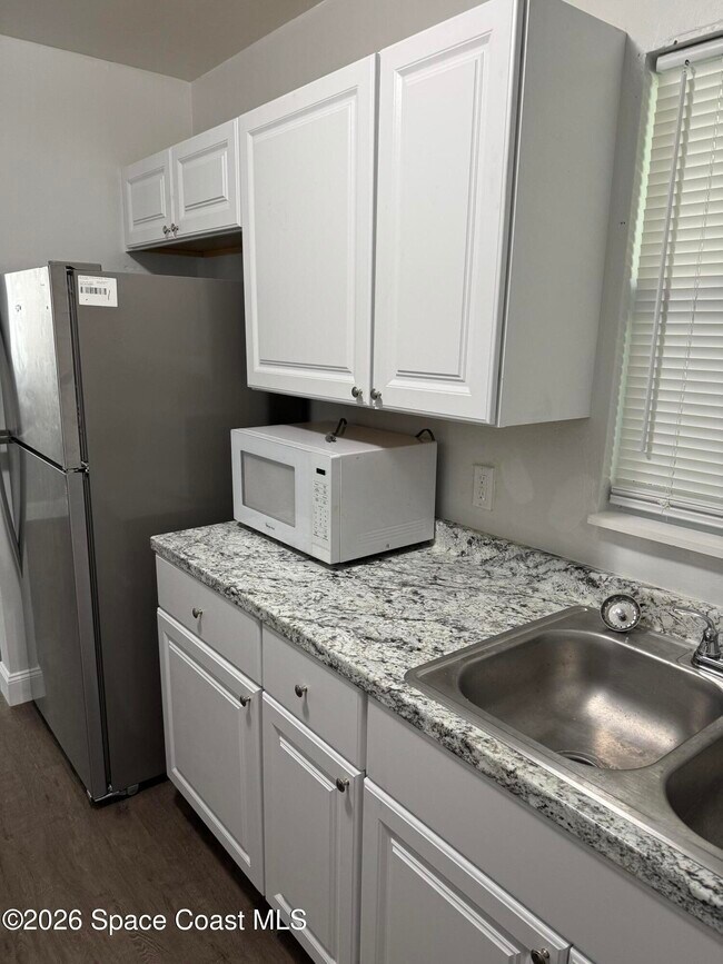 Building Photo - 204 W Alma Dr