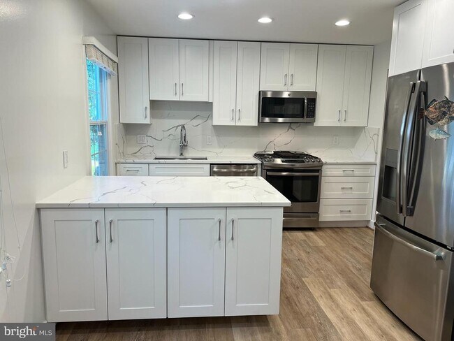 Building Photo - 9502 Tregaron Pl