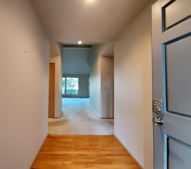 Building Photo - Federal Way Rambler featuring vaulted ceil...