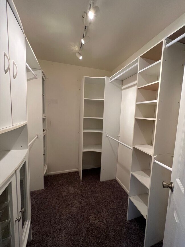 Building Photo - 3 Bedroom Condo in Cinnimon Courtyards
