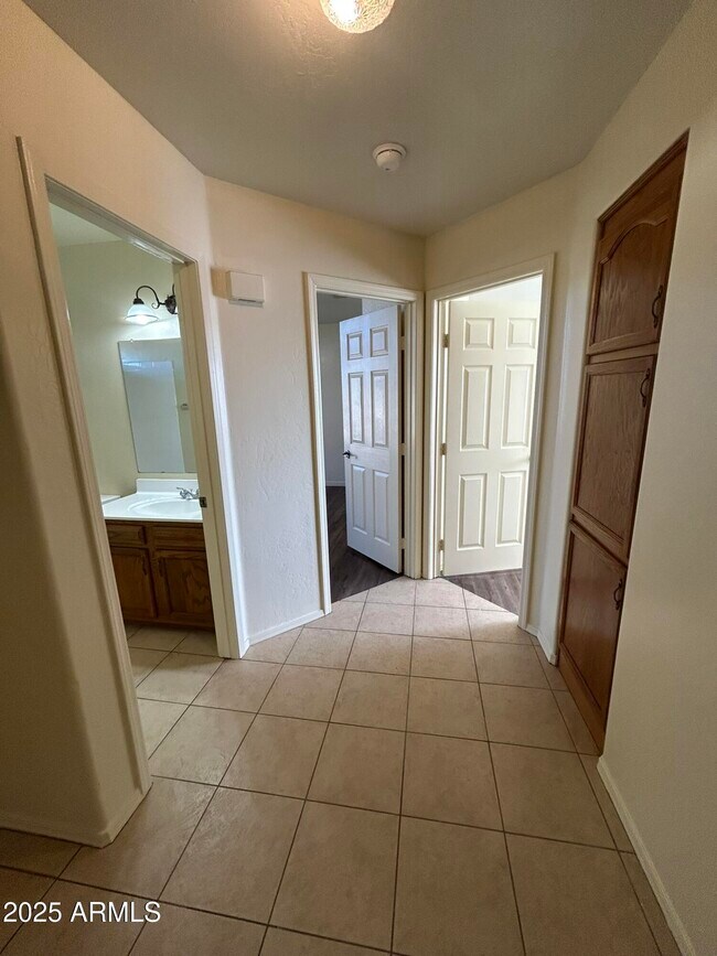 Building Photo - 1433 E Park Ave