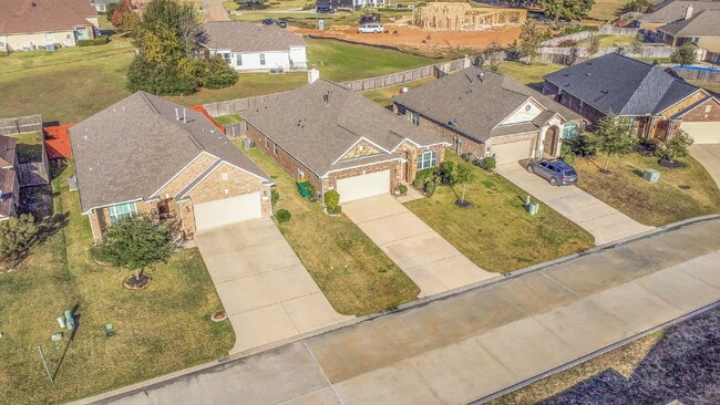 Building Photo - Welcome to this well-kept, single-story gem located in the Villas of Mia Lago!