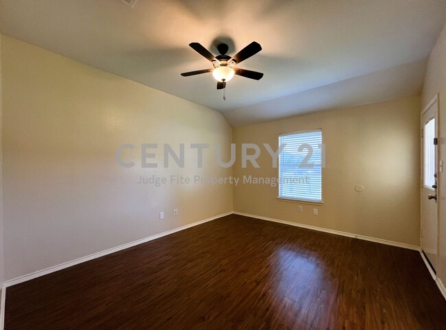 Building Photo - Charming 3/2 Fourplex Unit in Weatherford!