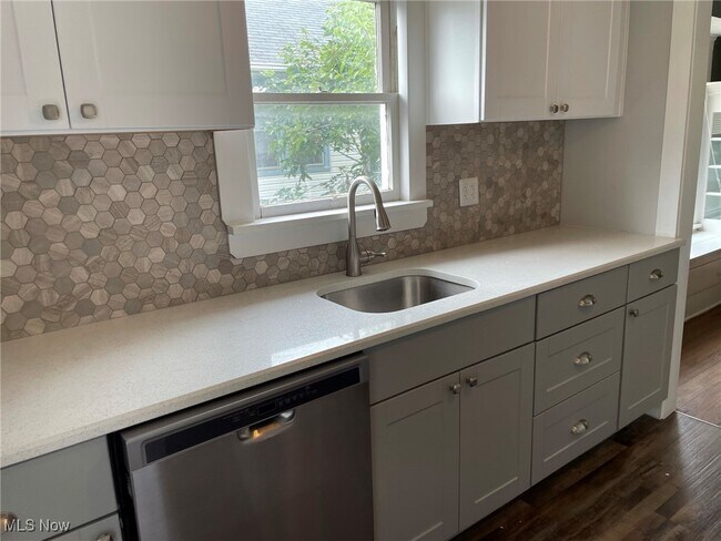 Building Photo - 2091 Carabel Ave