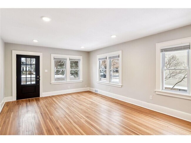 Building Photo - 238 8th Ave N