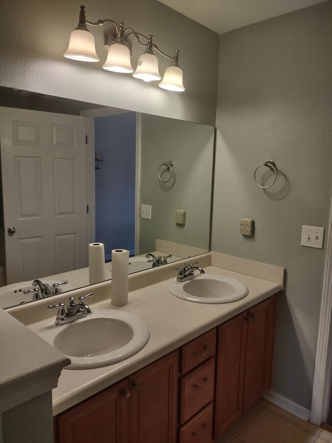 Building Photo - Outstanding FIVE Bedroom Home in Northeast Columbia!