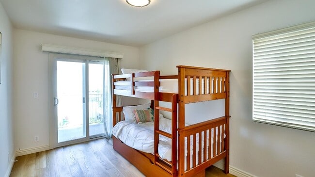Building Photo - Downtown HB Furnished Flexible Term Rental