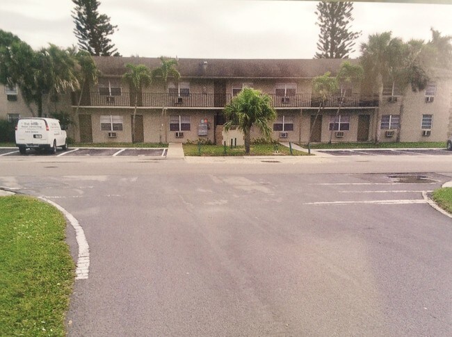 Another Marco Island Garden Apt Bldg - 10 units - 529 Tallwood St