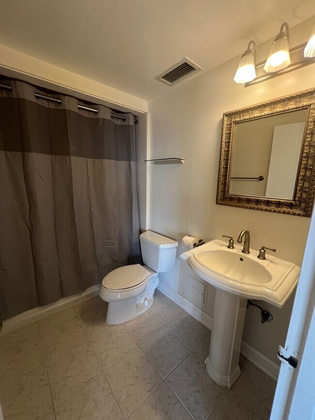 Building Photo - SPACIOUS 1 Bed 1.5 Bath 1 Parking w/ Amazi...