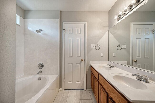 Building Photo - Great 3B/2B home in Austin Colony!