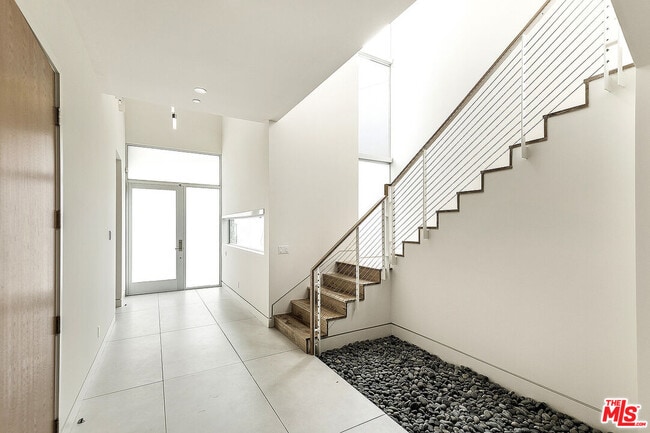 Building Photo - 16540 Moorpark St