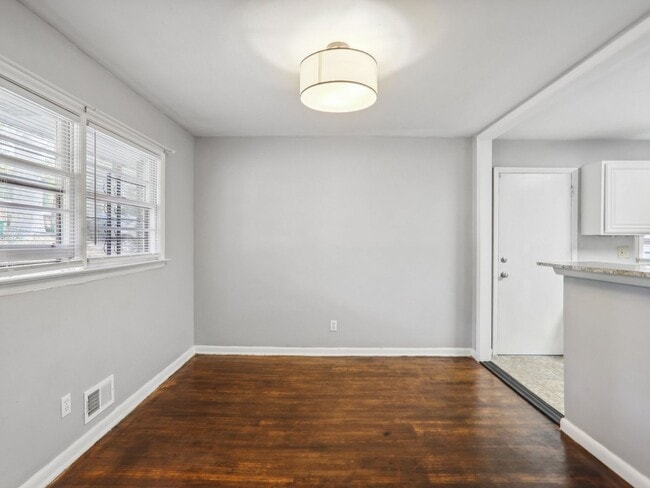 Building Photo - 3 Bedroom Duplex in Decatur