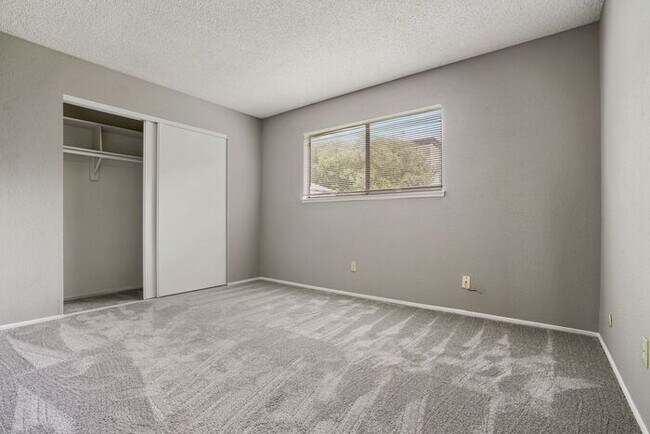 Building Photo - Beautiful duplex locate in Sacramento!