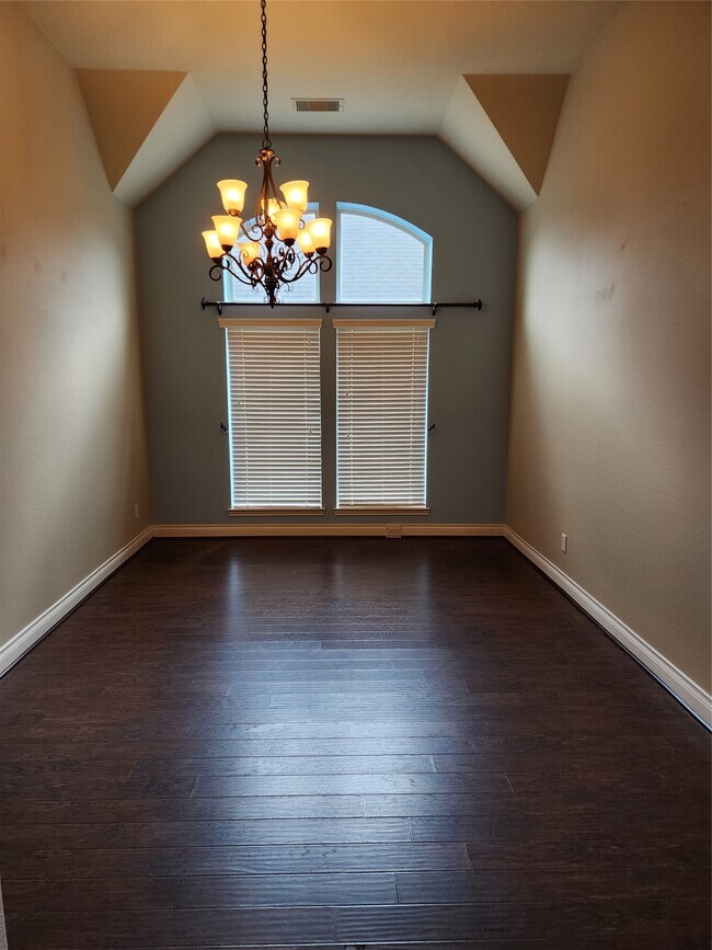 Building Photo - 2019 Sunset Springs Dr
