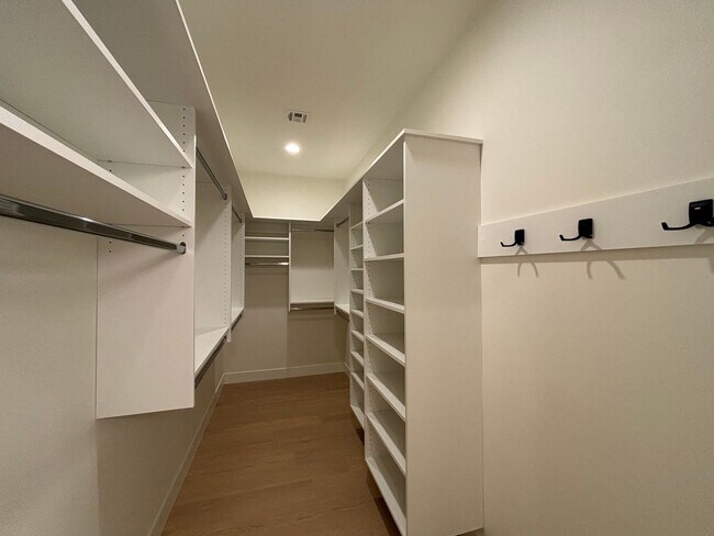 Building Photo - HURRICANE TOWNHOME FOR RENT!