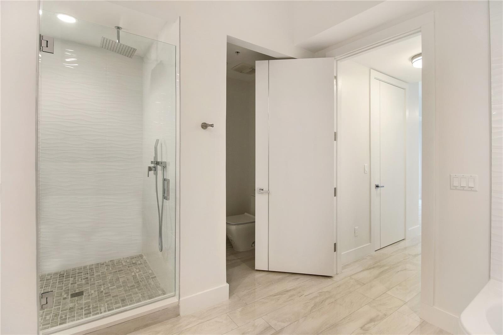 Building Photo - 14951 Royal Oaks Ln