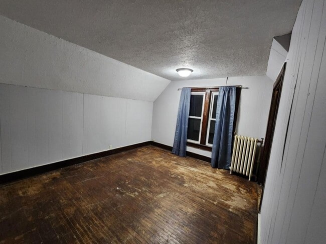 Building Photo - 460 Rose Ln NE