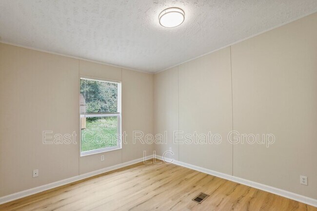 Building Photo - 123 Battlefield Dr