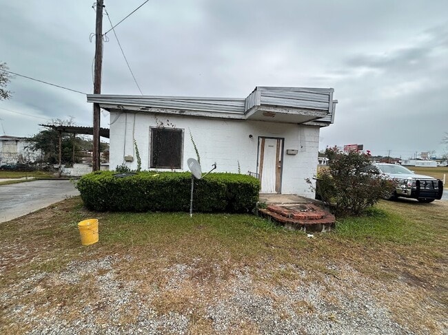 Building Photo - 110 W 21st Ave