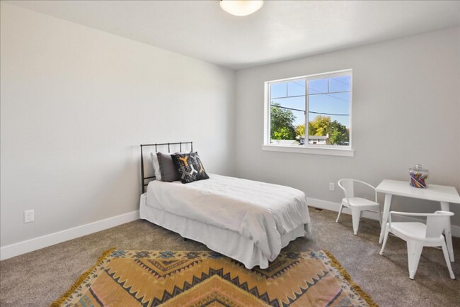 Building Photo - 1167 W 325 N