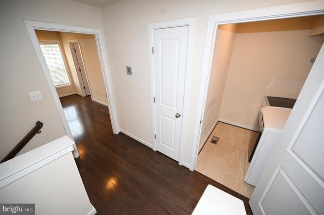 Building Photo - 2413 Glenallan Ave