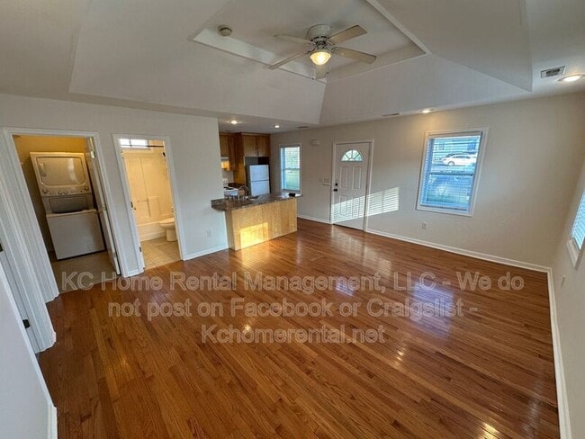 Building Photo - 1903 W 43rd Pl