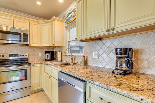 Building Photo - 2408 Brink Ave