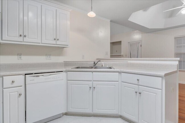 Building Photo - MOVE IN READY