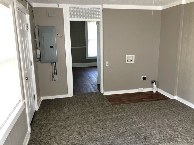 Building Photo - Now Available!! 1 Bed, 1 Bath House - BONUS ROOM!!