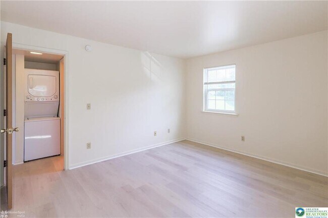Building Photo - 1464 N Cedar Crest Blvd