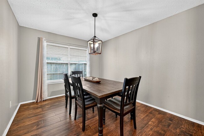 Building Photo - 930 Holly Hall Dr