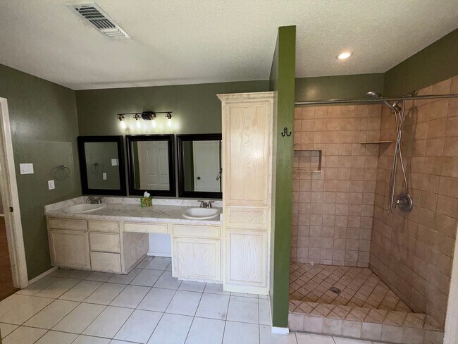 Building Photo - Gorgeous 3 bed/2bath home in Twin Oaks AVAILABLE NOW!