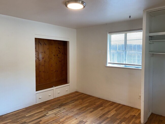 Building Photo - STUDENTS WELCOME! Cute 4-Bedroom / 1-Bath Home w/ Spacious Fenced Yard