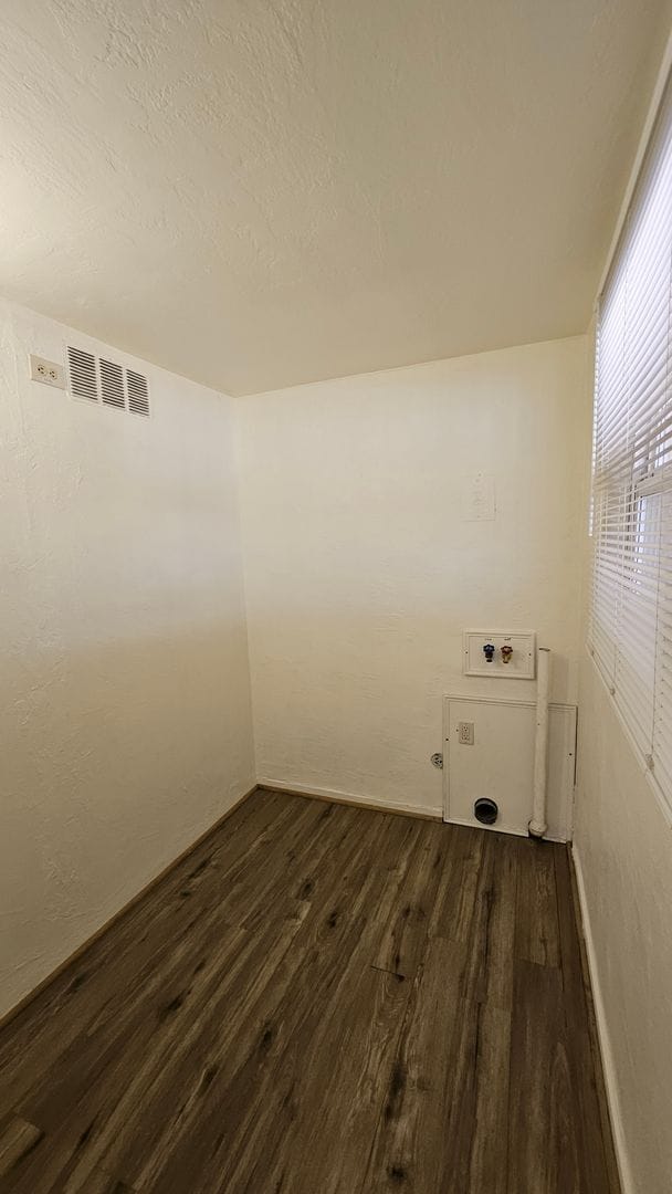 Building Photo - 2 bed with a office