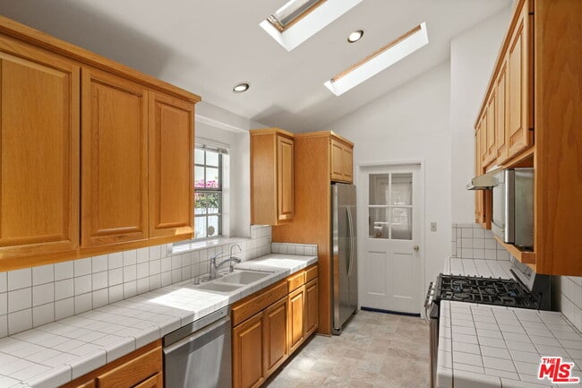 Building Photo - 2534 Wellesley Ave