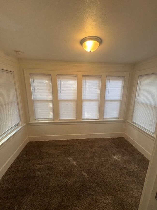 Building Photo - Single-Family 3 bedroom Home