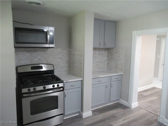 Building Photo - 6453 Poplar Dr