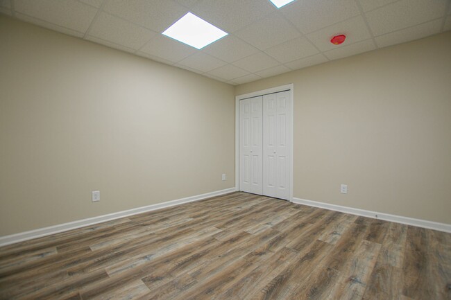 Building Photo - Pet Friendly One Bedroom!