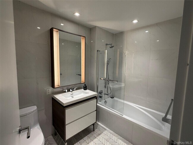 Building Photo - 505 W 43rd St