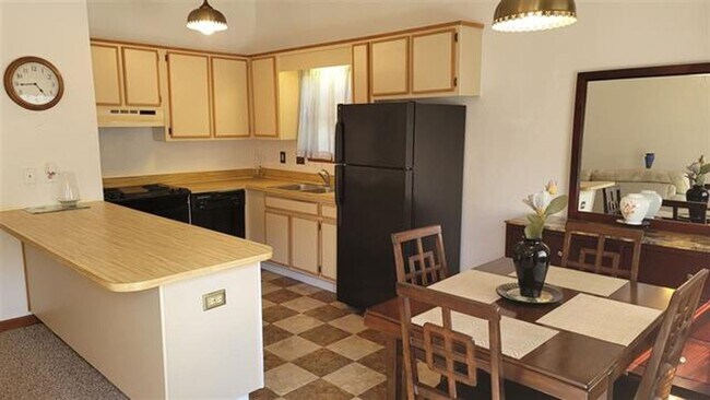 Building Photo - Cute 2 bedroom 1.5 bath townhome