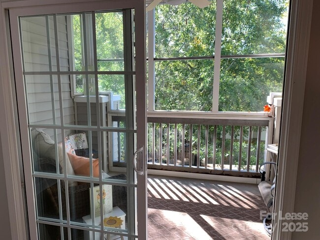 Building Photo - 9033 Rosalyn Glen Rd