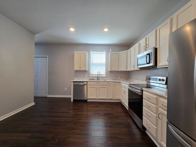 Building Photo - Super, Renovated 3 bed 1 bath! Available Now!