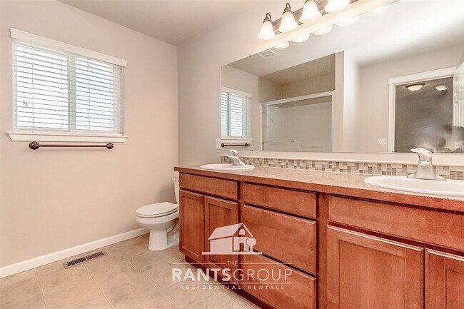 Building Photo - Gorgeous 2 Story Home! Located in Central Lacey!