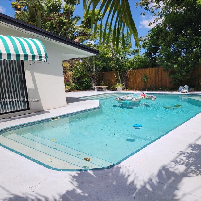 Building Photo - 1940 NE 31st Ct