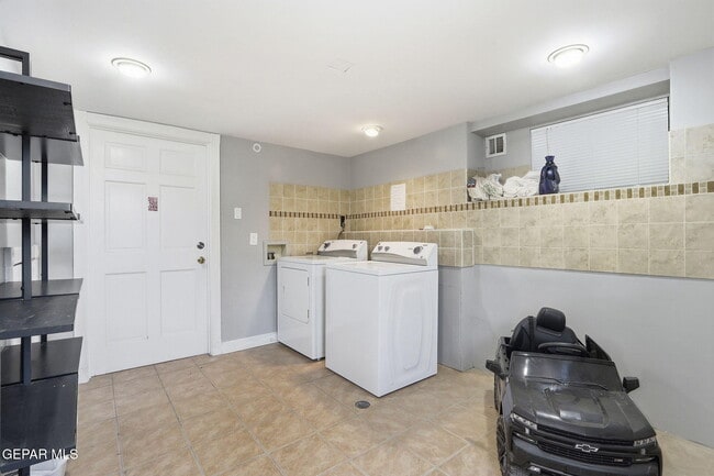 Building Photo - 4410 Trowbridge Dr